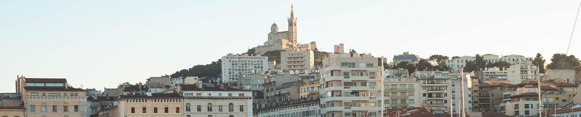 Vue de Marseille avec la basilique Notre-Dame-de-la-Garde